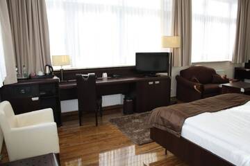 Фото номера Двухместный номер Делюкс с 1 кроватью Отель Hotel Business Faltom Gdynia г. Румя 3